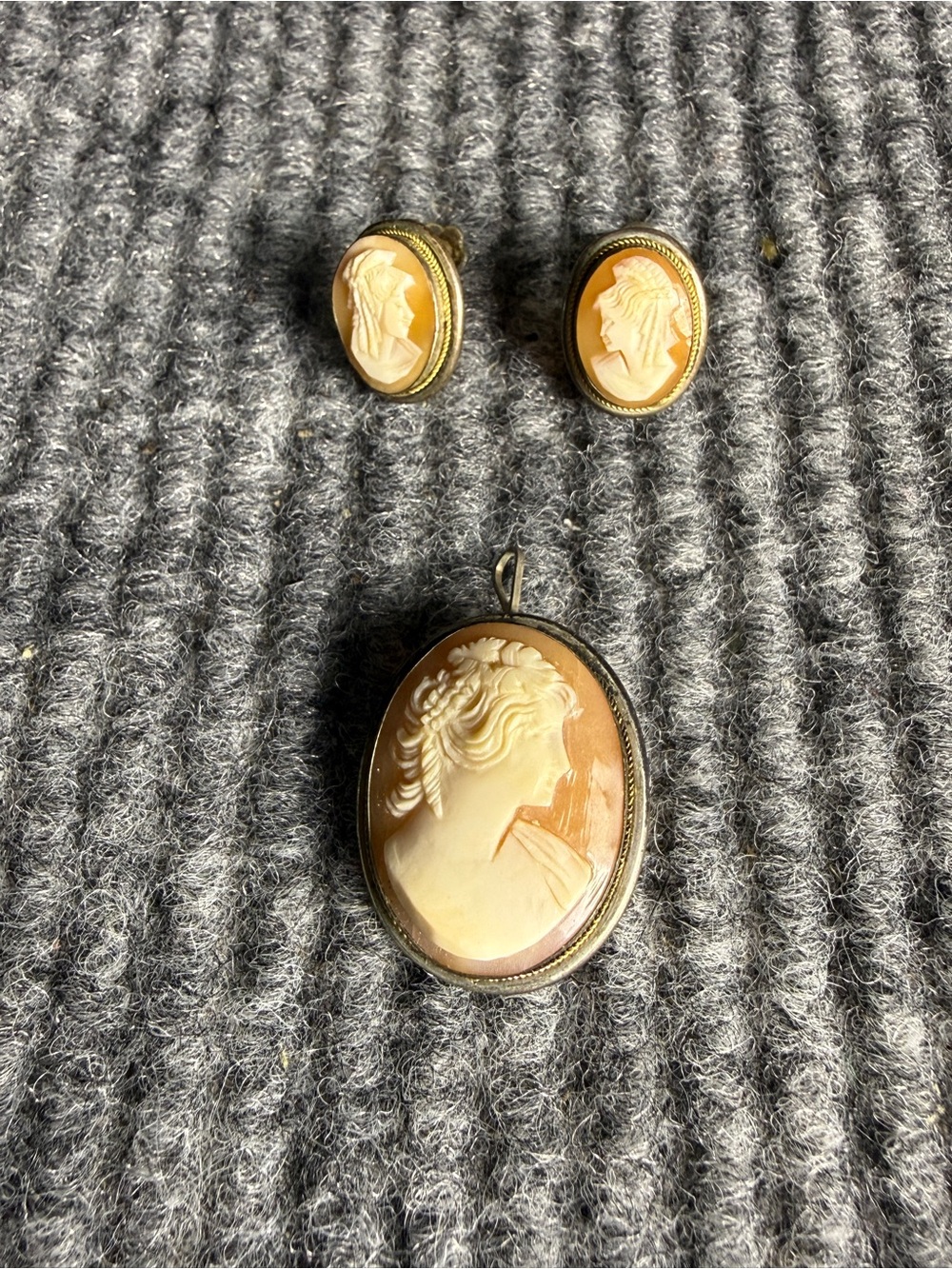 Estate VTG Carved Shell Cameo 3pc Set Oval Pendant/Brooch & Matching Earrings